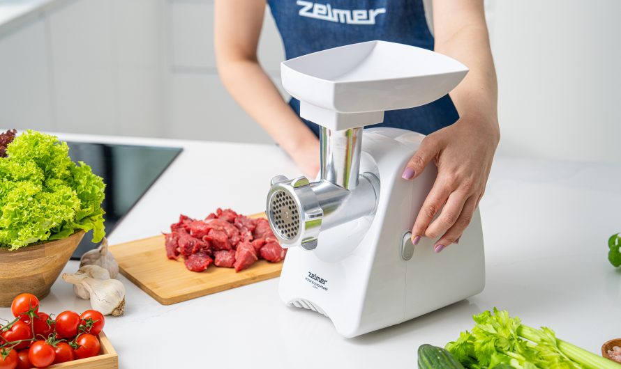 Maszynka do mięsa Zelmer, ułatwiająca przygotowanie posiłku BARF dla psa